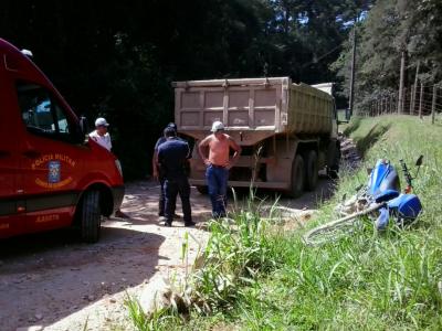 Motociclista ferida em acidente no Guabiroba