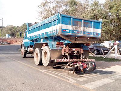 Um ferido em colisão entre motocicleta e caminhão no estrada do Bugre