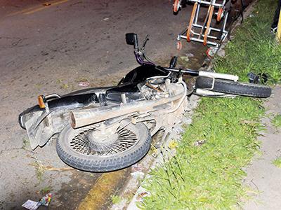 Motociclista ferido ao colidir moto em poste