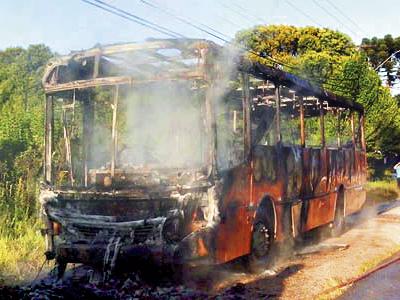 Homem embarca  e incendeia ônibus