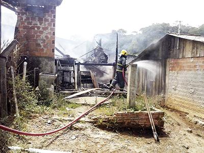 Incêndio destrói casa no Itaboa