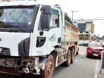 Homem fica ferido em  colisão contra caminhão