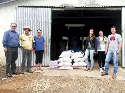 Agricultores de Balsa Nova recebem sementes e adubo