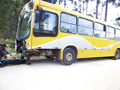 Um ferido em colisão entre caminhonete e ônibus no Itaqui de Cima