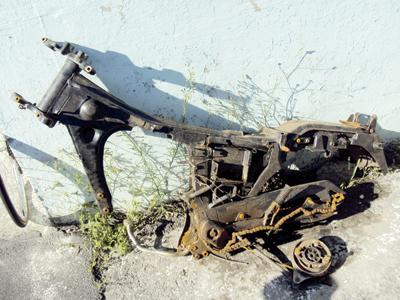 Carcaça de moto  é encontrada