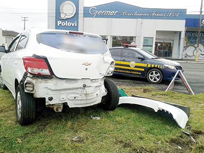 Motorista com sinal de embriaguez é preso após bater em dois veículos 