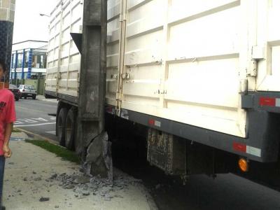 Carreta enrosca em poste de iluminação