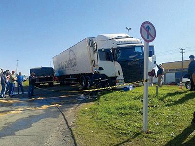 Caminhoneiro passa mal enquanto dirigia