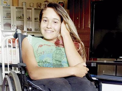 Menina de 14 anos ganhará  cadeira de rodas motorizada