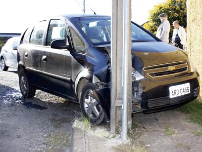 Acidente entre Peugeot x Meriva no Centro