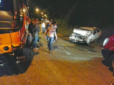 Duas pessoas feridas em colisão entre Ônibus e Gol