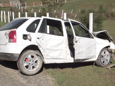 Veículo colide em muro no Campo do Meio