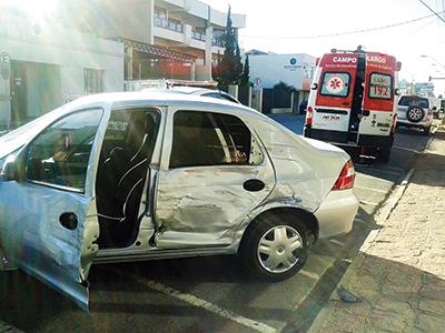 Acidente envolvendo caminhão e carro no centro