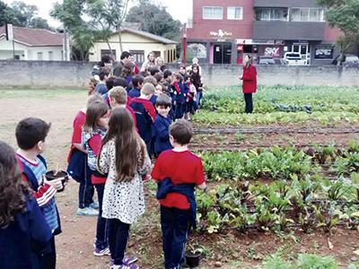 Horta comunitária recebe visita escolar