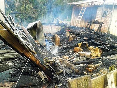 Incêndio destrói residência no Novo Horizonte