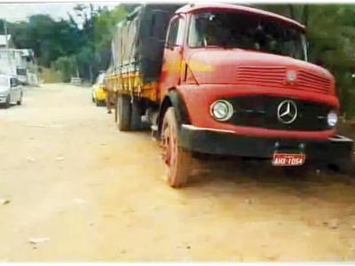 Menino de 4 anos cai da cabine de caminhão