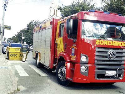 Fogo em caçamba de lixo no centro