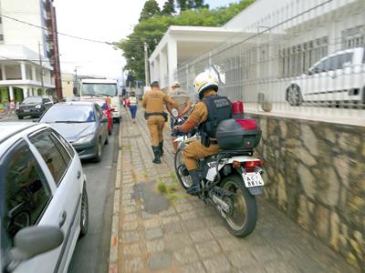 Polícia Militar flagra homem tentando abrir carro