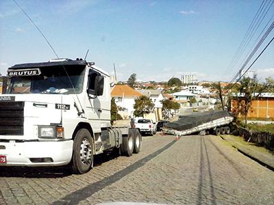 Carreta carregada quase causa acidente