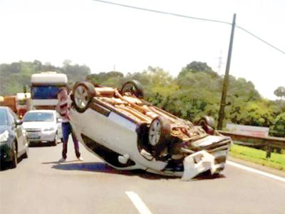 Capotamento no km 101 causa engarrafamento na BR