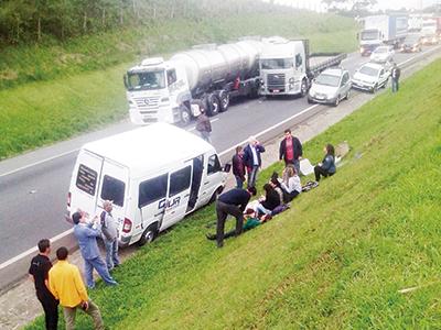 Quatro mulheres feridas em capotamento de Van na BR 277