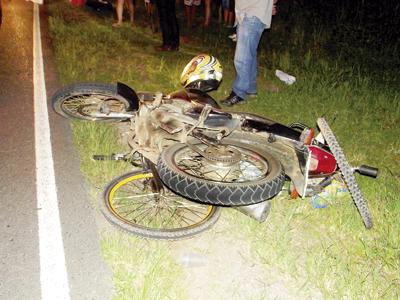 Três vítimas em acidente entre moto e bicicleta