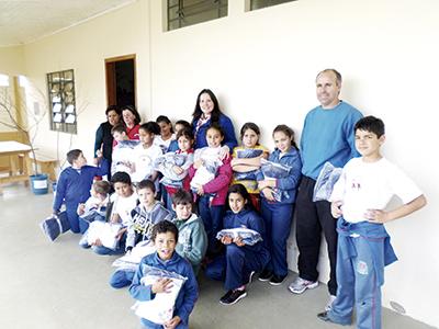 Casas da Criança de Balsa Nova recebem uniformes