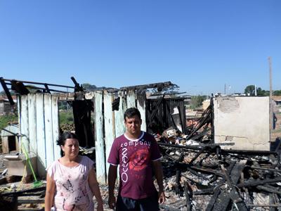 Três famílias perdem tudo em incêndio no Jardim Itaqui