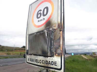 Vândalos destroem lombada  eletrônica 