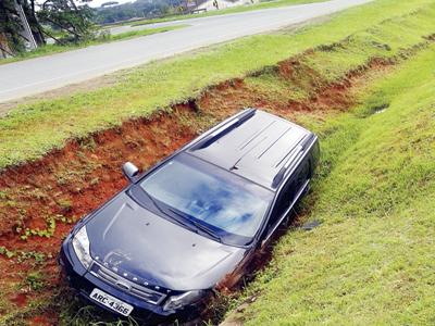 Perde controle veículo e cai em valeta