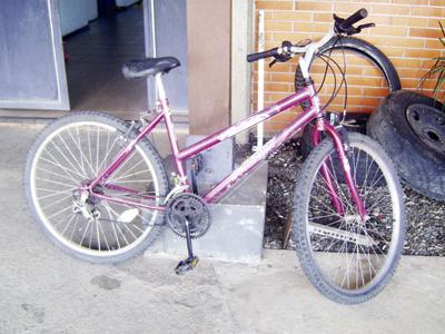 Bicicleta abandonada em terreno baldio