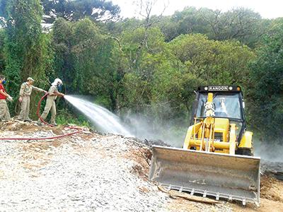 Corpo de Bombeiros combate incêndio 