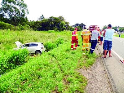 Veículo fechado por carreta sai da pista na BR 277