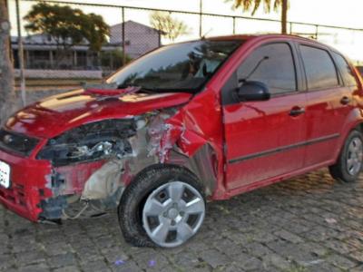 Suspeito preso depois de colidir carro que furtou da ex-namorada