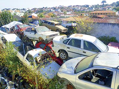 Mais de 250 carros e motos apreendidos viram problema