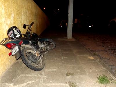 Motociclista ferido em acidente entre moto e caminhão