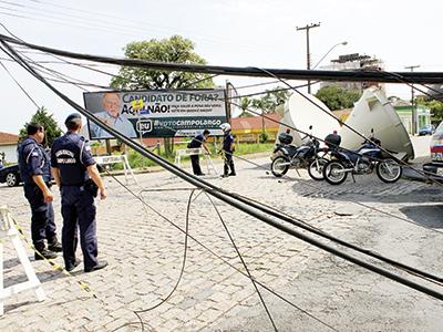 Caminhão enrosca em fios e deixa moradores sem energia e telefone