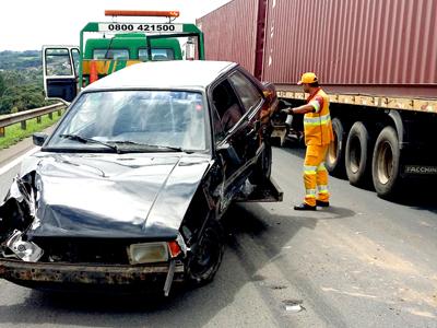 Veículo roda na pista e deixa uma senhora ferida