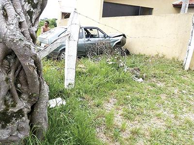 Carro desgovernado invade propriedade no Bom Jesus