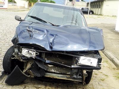 Um ferido em acidente entre ônibus e carro