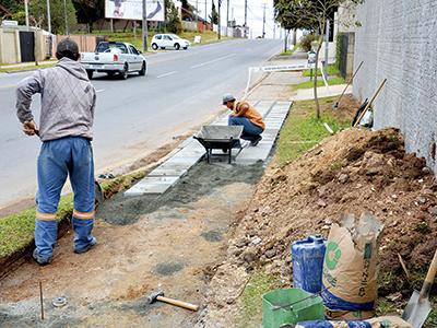 Calçadas estão sendo  recuperadas no município