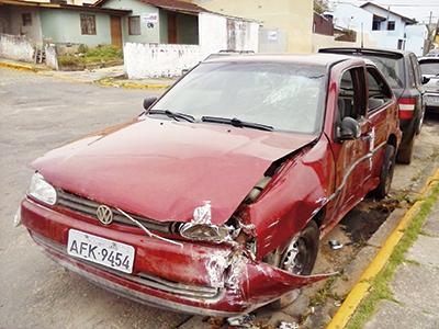 Ladrões batem carro momentos depois do roubo