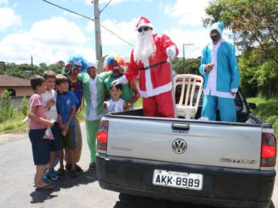 Moradores do Partênope  entregam doces para crianças