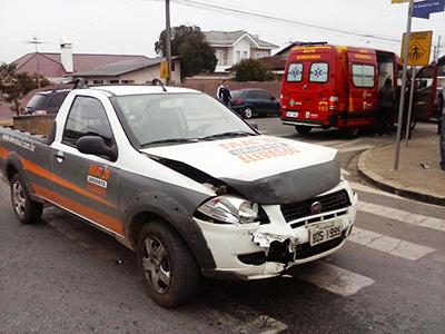 Motorista ferido em colisão entre dois veículos