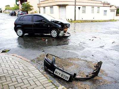 Colisão entre veículo e ônibus sem vítimas no centro