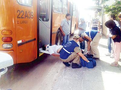 Mulher ferida em colisão entre ônibus e bicicleta no centro da cidade