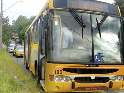 Motociclista ferido em colisão com ônibus