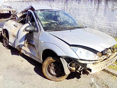 Após acidente rapaz é preso  com carro furtado