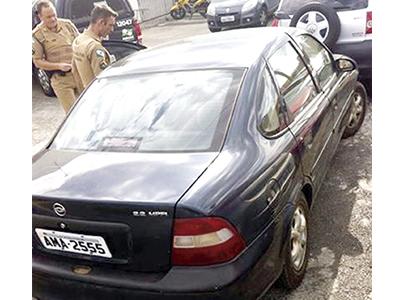 Três homens assaltam e fogem em carro roubado