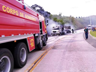 Caminhão consumido pelo fogo